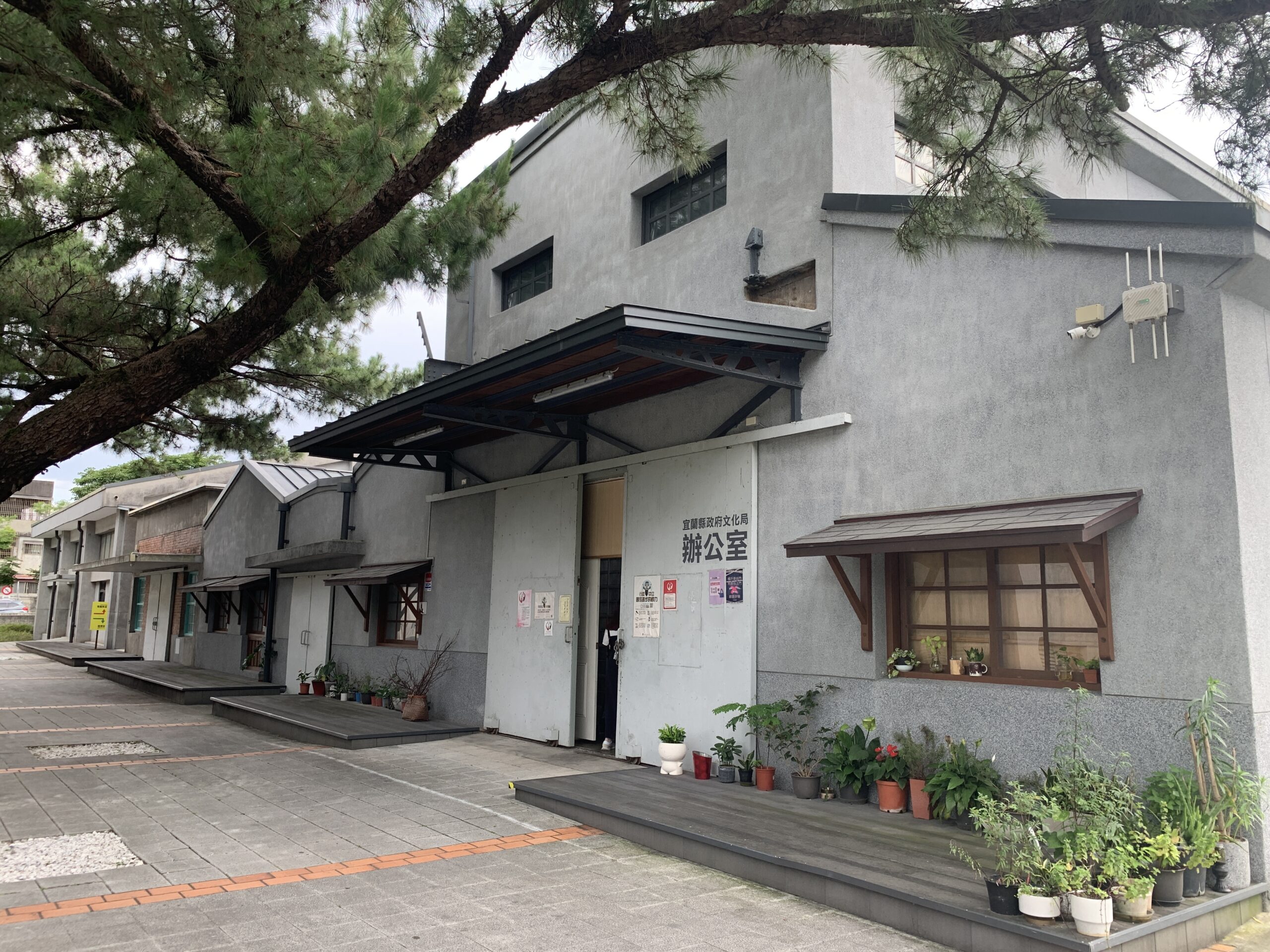 1937年（昭和12年）紙廠落成時設置，是由20-23號多棟相連建物所組成。並陸續擴充所屬空間，為紙廠主要營繕工廠，處理工廠機具之維修、加工與設計。一樓為鑄造股、金工股、車床室、土木股、營繕辦公室等用途；二樓則為土木與機械設計室。
