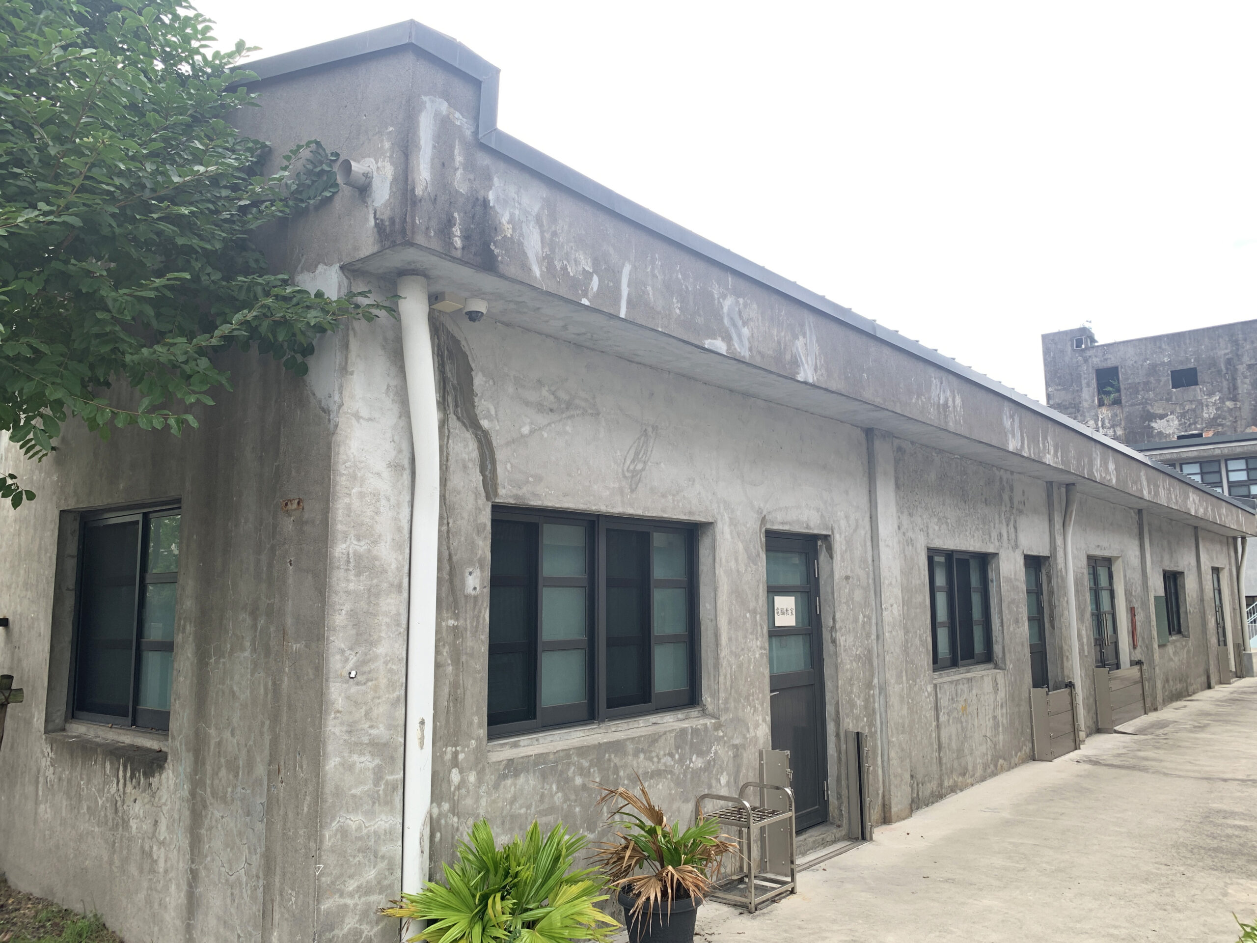戰後興建，為23號建物（營繕工廠）附屬物料倉庫。
