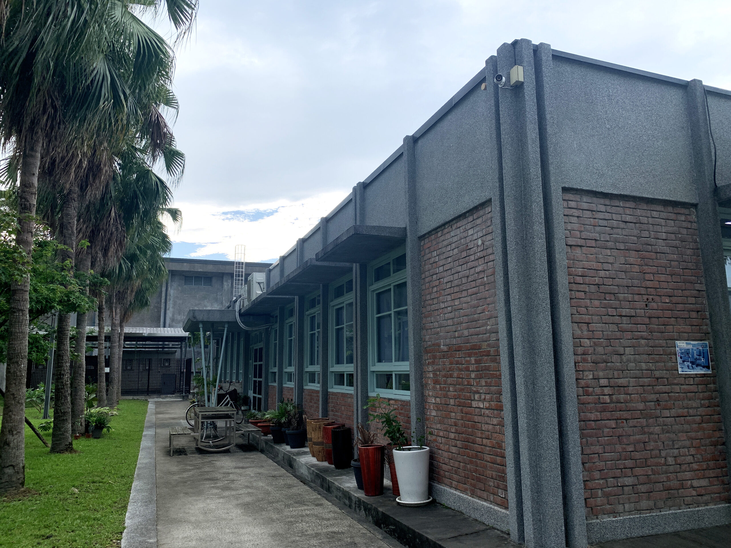 戰後興建，最初為化驗室，其後改為廠長室及工會辦公室。不同於紙廠多數廠房的鋼筋混凝土外觀，獨樹一格的紅色磚牆，使其成為紙廠內別具風味的特色建築。
