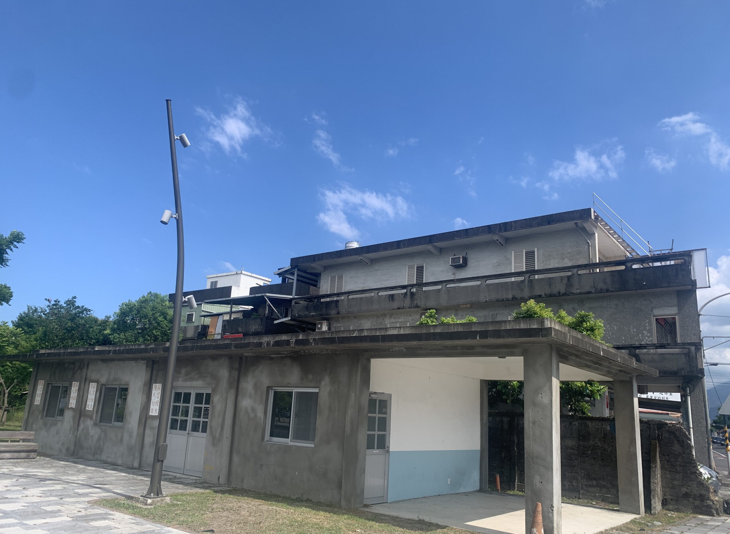 戰後興建，歷經不同時期變革，依序曾為紙廠工會、油庫、警衛室及倉庫等功能使用。
