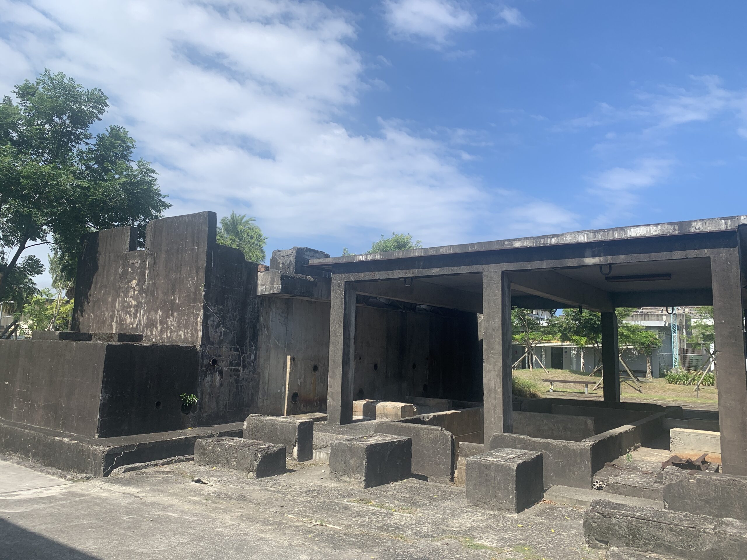 戰後興建，初期為放置木材剝皮機、削片機及磨木機等機具之機房及簡易倉庫，後期改為木片輸送間。修復後保留部分建物結構體、沉澱池溝槽及剝皮機、馬達底座等機具遺構。
