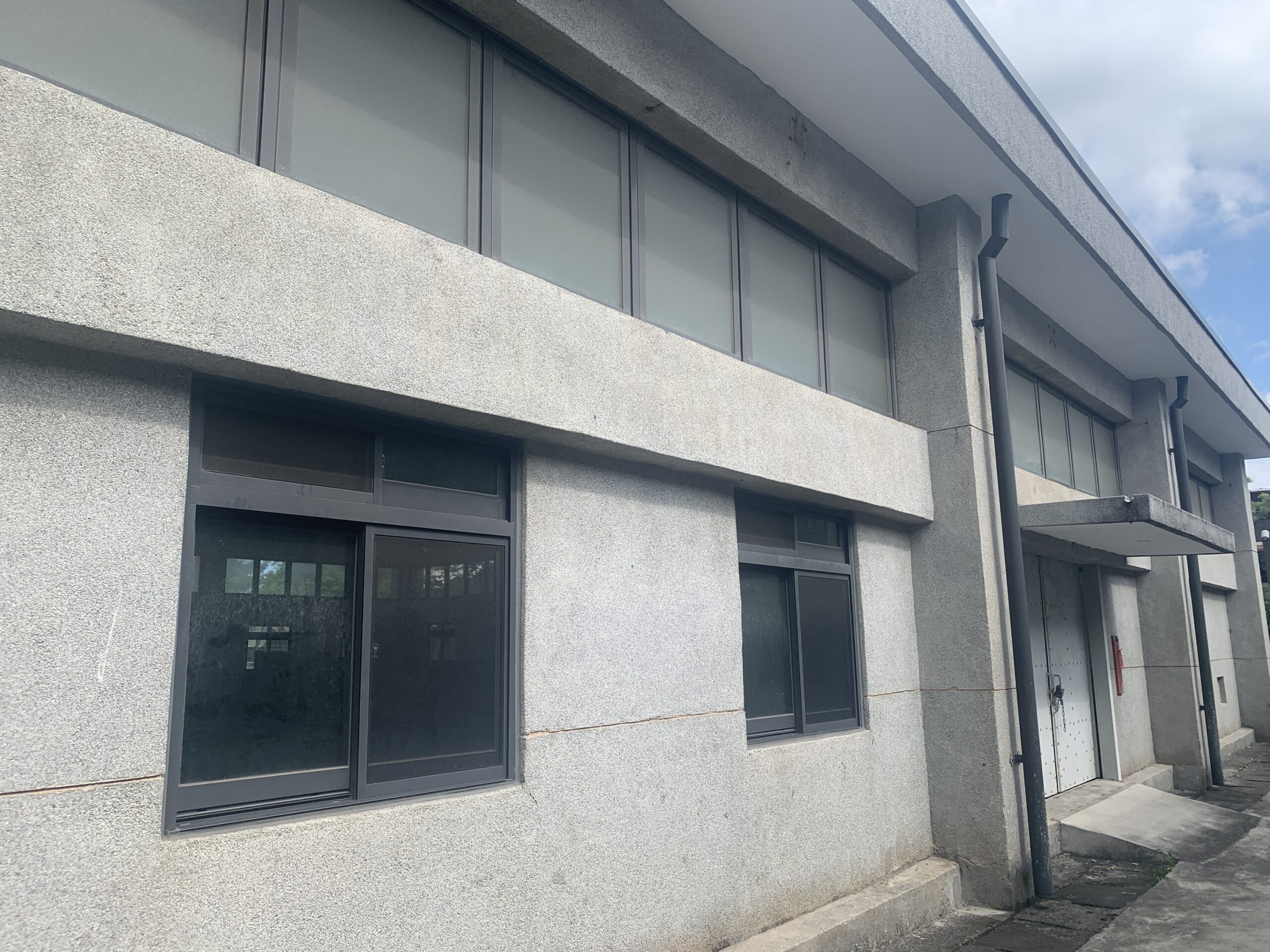 戰後興建，為23號建物（營繕工廠）附屬修護工廠。
